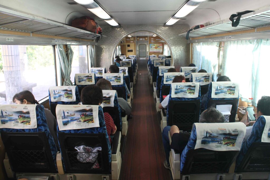 台湾の気動車DR2900型の車内の仕切板
