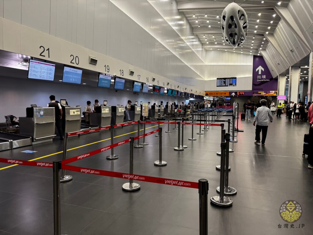 台中国際空港のチェックインカウンター早朝の風景