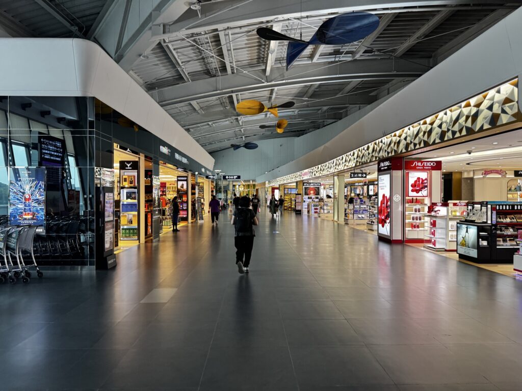 台中国際空港の出国免税店。早朝でも全然開いています。