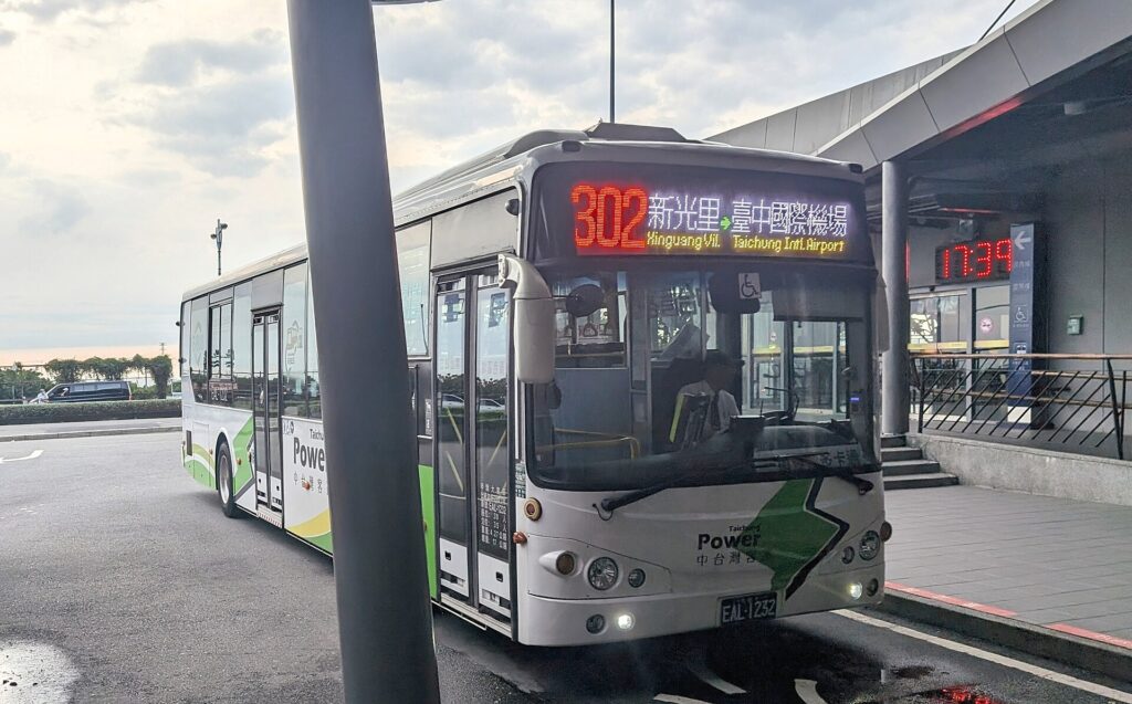 台中空港から台中駅へ向かうバス302