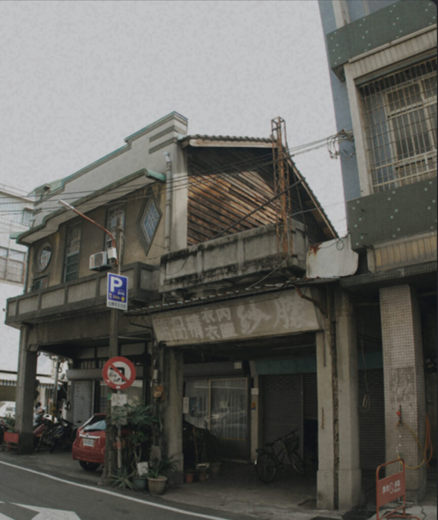 嘉義薬局(嘉義藥局)。1951年に建てられた日本式の洋風建築。嘉義市文化局指定の文化財。コンクリートと木造の混合建築である。