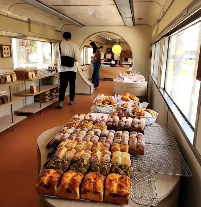 厚里 Horli Baking·手撕包専売店 高雄の鉄道車両を使ったパン屋