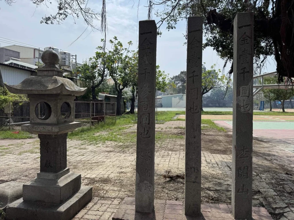 旧東港神社の献灯と玉垣