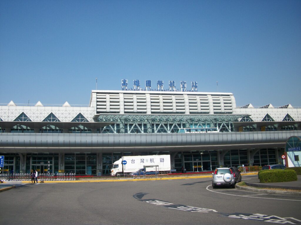 高雄国際空港とその周りにある掩体壕