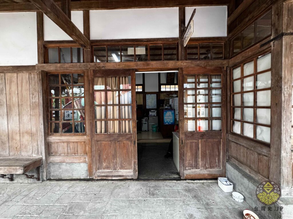 台鐵(台湾鉄道公司)の香山駅(香山車站)。純和風の駅で開き戸もそのままに残っている。