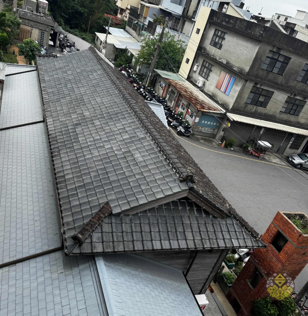 台鐵(台湾鉄道公司)の香山駅(香山車站)の屋根には日本の黒瓦が使われている。